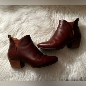 Sezane Leather Low Ankle Brown Booties in Smooth Camel.